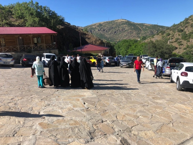 Arap Turistler Akın Akın Tomara Şelalesine Geliyor