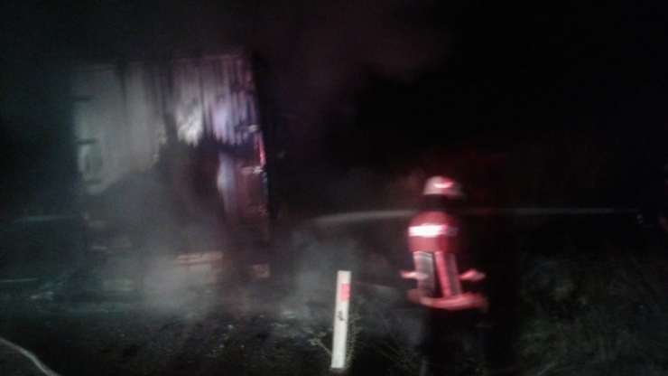 Plastik Yüklü Tır Alev Topuna Döndü