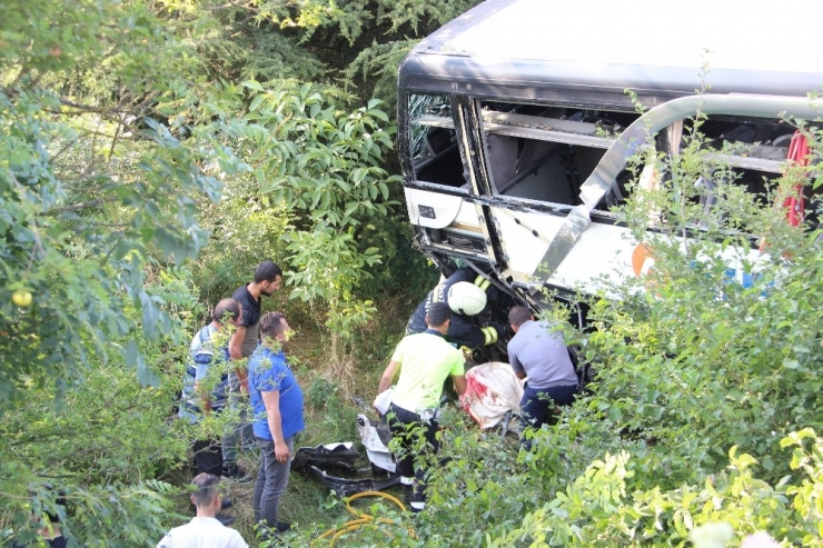 Tem Otoyolunda Beş Aracın Karıştığı Kazada 1 Kişi Öldü, 6 Kişi Yaralandı
