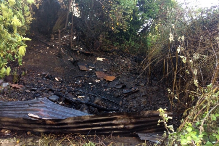 Bahçede Çıkan Yangın Evlere Sıçramadan Söndürüldü