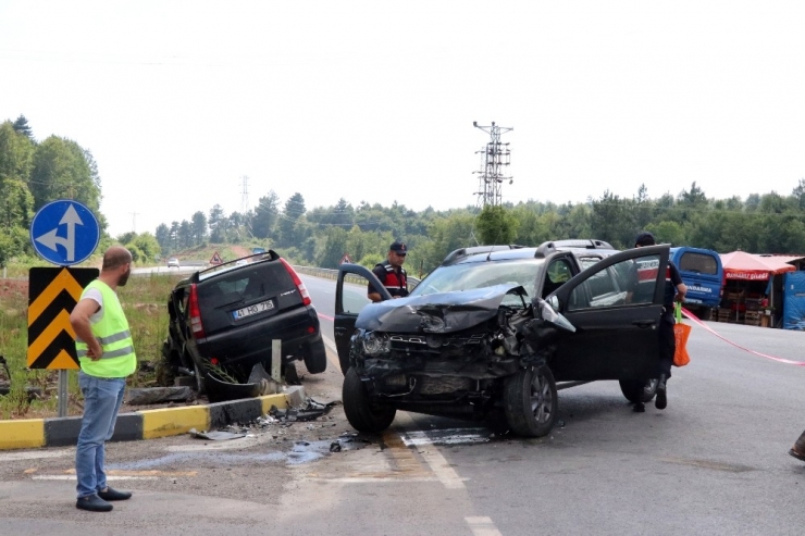İki Otomobil Kavşakta Çarpıştı: 5 Yaralı