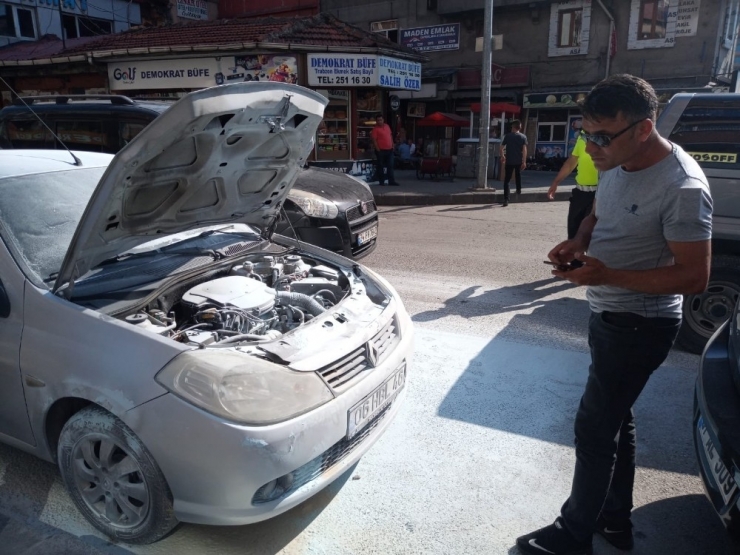 -Park Halindeki Yanan Araca Vatandaş Müdahale Etti