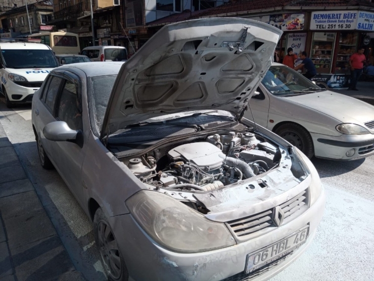 -Park Halindeki Yanan Araca Vatandaş Müdahale Etti