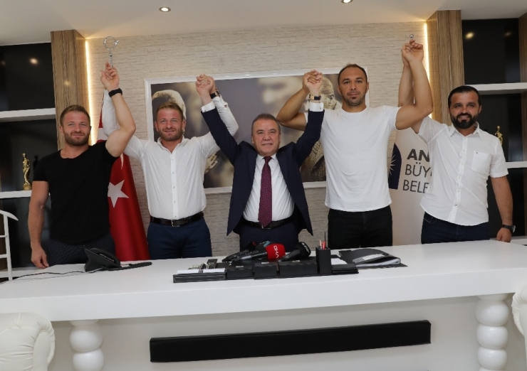 Başpehlivan Ali Gürbüz Başkan Böcek’e Verdiği Sözü Tuttu