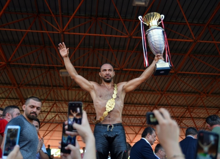 Başpehlivan Ali Gürbüz Başkan Böcek’e Verdiği Sözü Tuttu