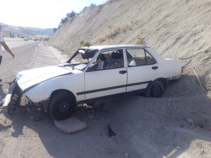 Lastiği Patlayan Otomobil Takla Attı: 2 Yaralı