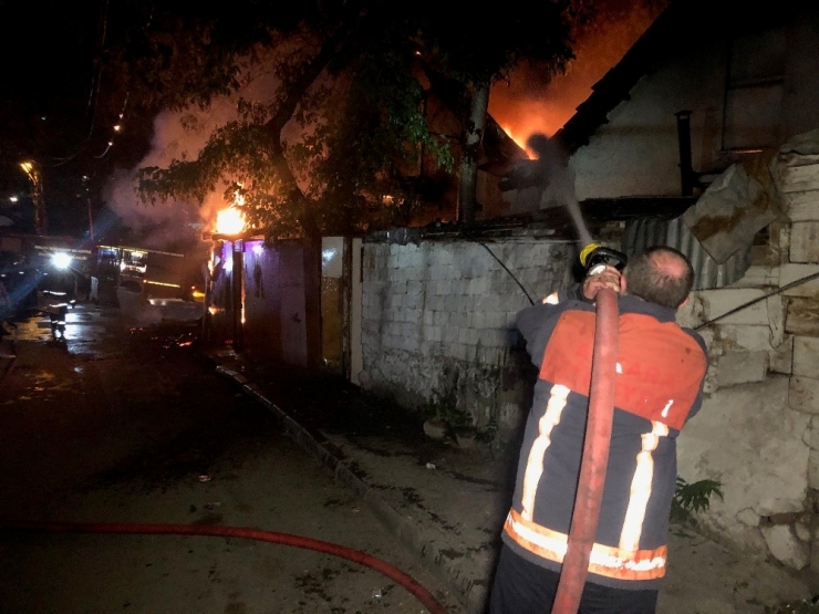 Ankara Altındağ’da Çıkan Yangında 2 Ev Kül Oldu