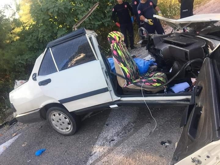 Yolcu Otobüsü İle Otomobil Kafa Kafaya Çarpıştı: 2 Ölü, 3 Yaralı