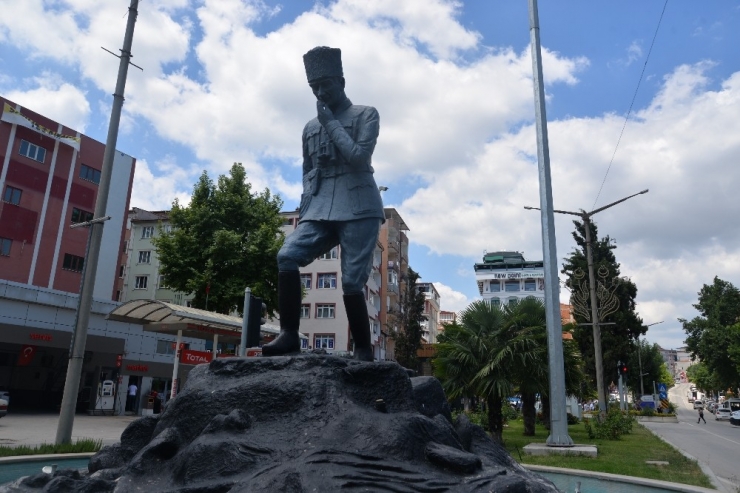 Atatürk Heykelinde Restorasyon Çalışması Başlatıldı