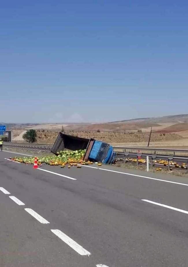 Çorum’da Kamyon Şarampole Devrildi: 1 Yaralı