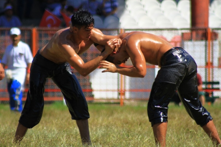 Er Meydanında Kıran Kırana Güreşler Devam Ediyor