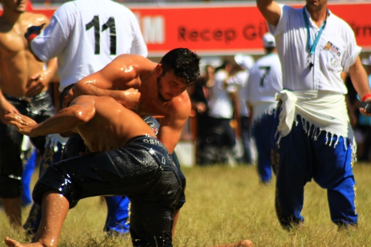 Er Meydanında Kıran Kırana Güreşler Devam Ediyor