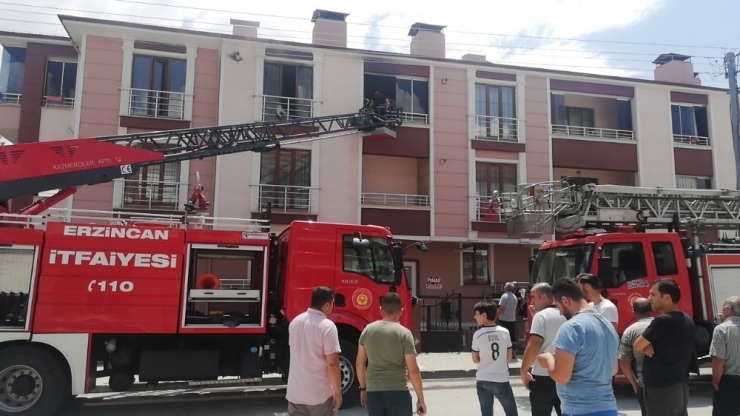 Tatile Giden Ailenin Evlerinde Yangın Çıktı