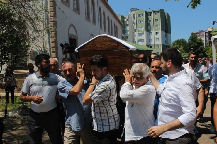 Evinde Asılı Bulunan Eski Müsteşar Yardımcısı Toprağa Verildi