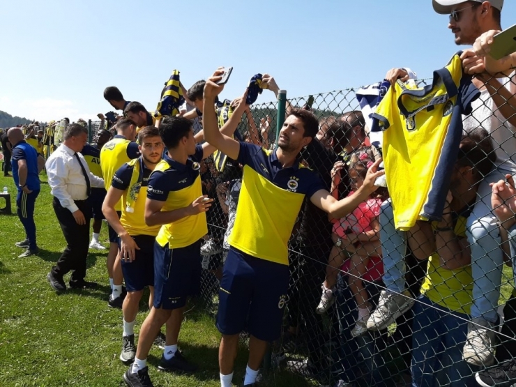 Fenerbahçeli Futbolcular Taraftarla Bir Araya Geldi
