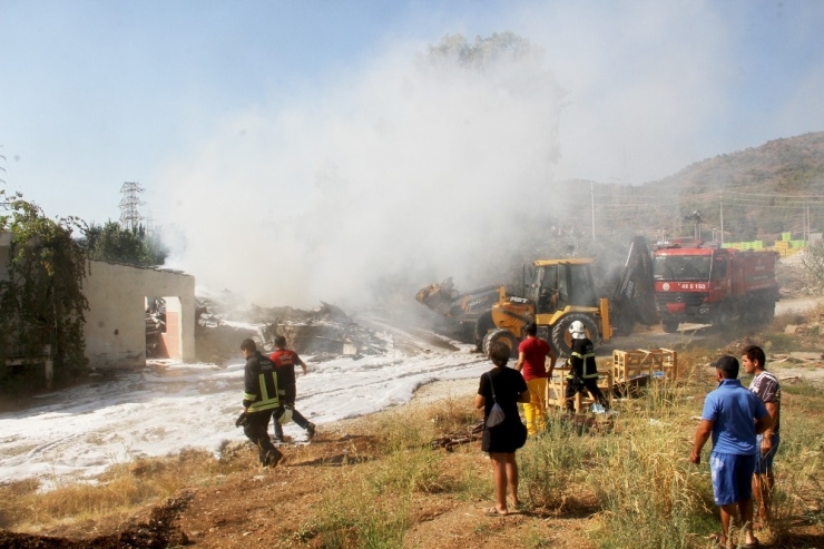 Fethiye’de Yangın: Zeytinlik Ve Kereste Deposu Kül Oldu