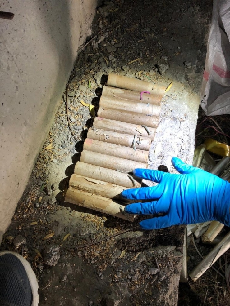 Yüksekova’da Çok Sayıda Silah Ve Patlayıcı Madde Ele Geçirildi