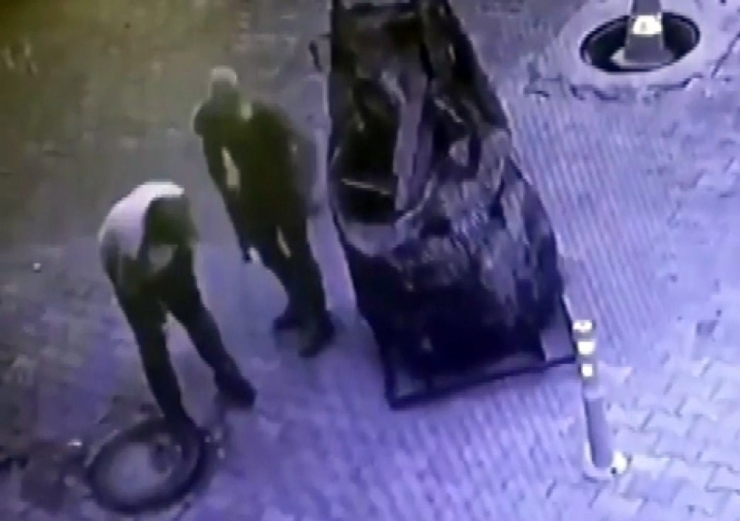 Hatay’da Rögar Kapağı Hırsızları Kamerada