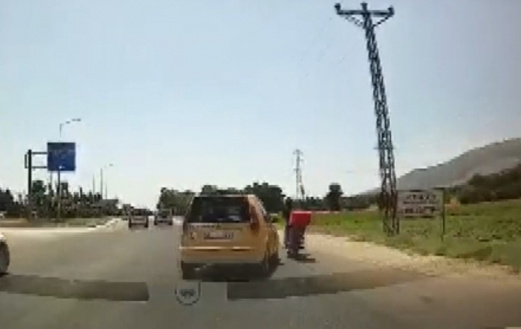 Taksinin Sıkıştırdığı Motosiklet Sürücüsü Ölümden Kıl Payı Kurtuldu