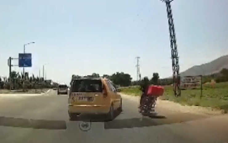 Taksinin Sıkıştırdığı Motosiklet Sürücüsü Ölümden Kıl Payı Kurtuldu
