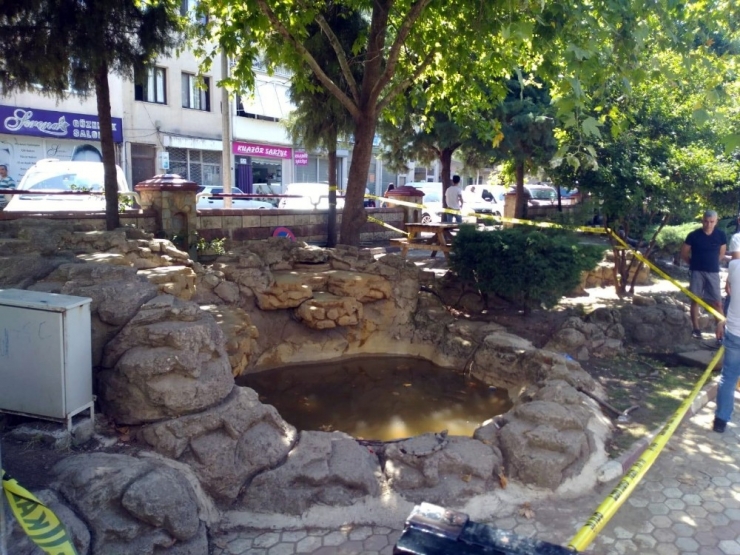 İzmir’de Süs Havuzuna Giren Çocuklar Akıma Kapıldı