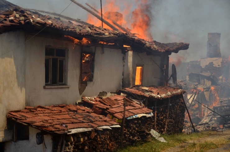 Taşköprü’de 5 Ev Yandı
