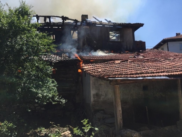 Taşköprü’de Halen Devam Eden Yangında 5 Ev Yandı