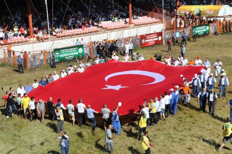 Kırkpınar’da Dev Türk Bayrağı Açıldı