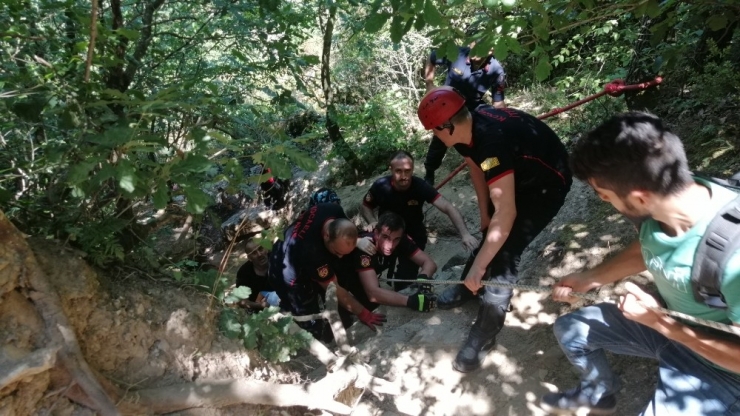 10 Metre Yükseklikten Dere Yatağına Düşen Kadını İtfaiye Eri Sırtına Alarak Kurtardı