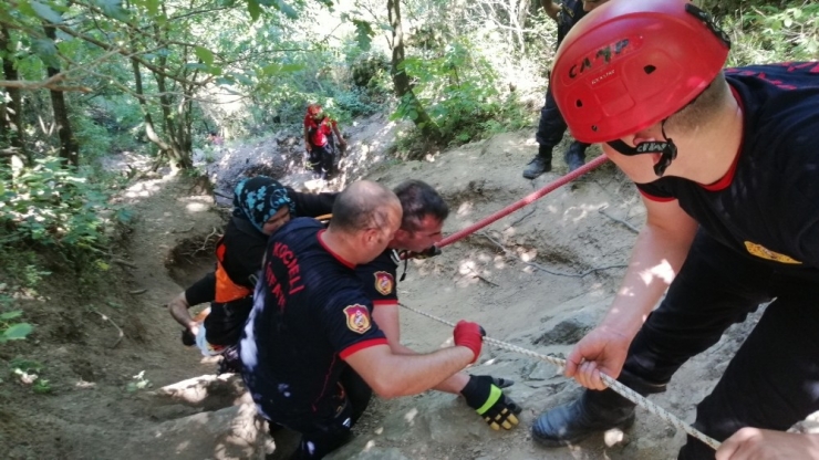 10 Metre Yükseklikten Dere Yatağına Düşen Kadını İtfaiye Eri Sırtına Alarak Kurtardı