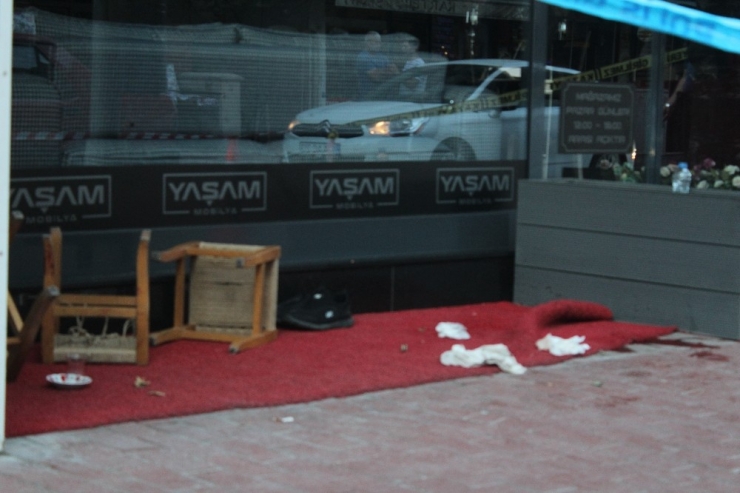 Arkadaşlarıyla Kaldırımda Otururken Pompalı Tüfekle Vuruldu