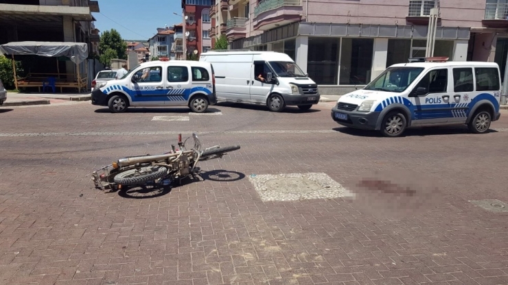 Motosiklet Otomobille Çarpıştı: 1 Yaralı