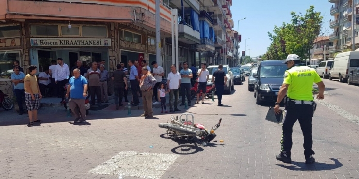 Motosiklet Otomobille Çarpıştı: 1 Yaralı