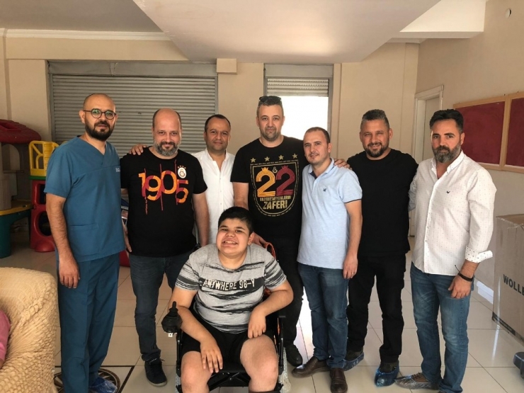 Galatasaraylı Taraftarlar, Beşiktaşlı Özel Çocuğu Sevindirdi