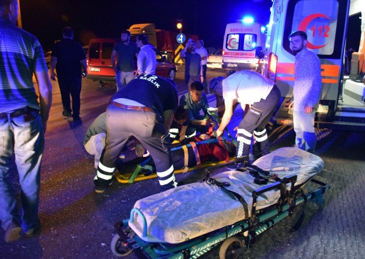 Panelvan İle Otomobil Çarpıştı: 2’si Ağır 5 Yaralı