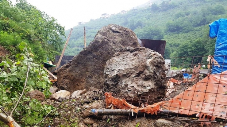 Uzungöl Yolu Üzerinde Bulunan Kayalar Temizlendi