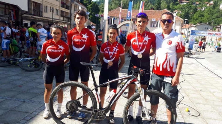 Kayserili Sporcular Türk Bayrağı’nı Sırbistan’da Dalgalandırdı