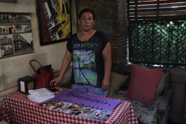 Mahkemenin Boşamadığı Kadın "Boşanmak İstiyorum" Diye Eylem Yaptı