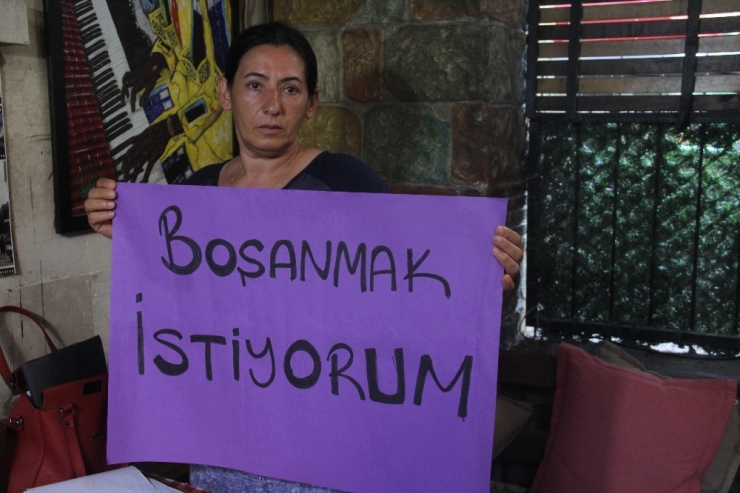 Mahkemenin Boşamadığı Kadın "Boşanmak İstiyorum" Diye Eylem Yaptı