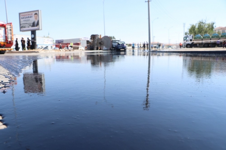Zift Tankeri Yola Devrildi, Yaralılar Kepçeyle Kurtarıldı