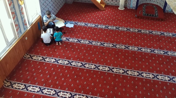 3 Yaşındaki Miniğin Camideki Sevimli Halleri Amatör Kameraya Yansıdı