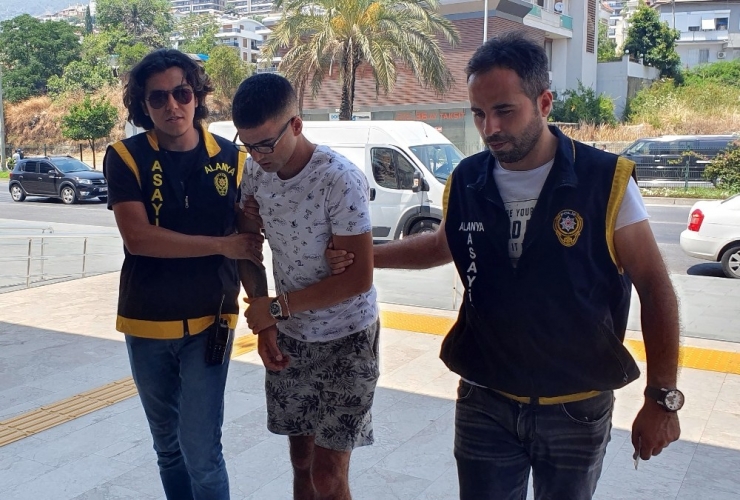 Balkondan Kaçmaya Çalışan Hırsız Düşerek Ayağını Kırdı