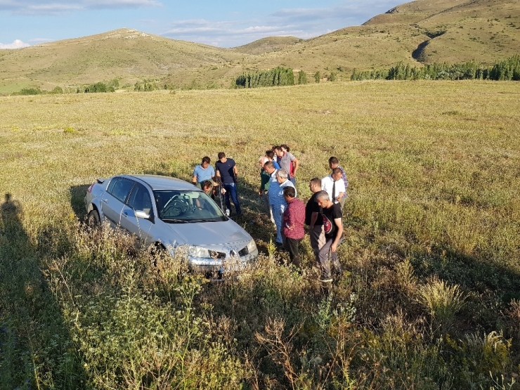 Tarlaya Uçup Yan Yatan Otomobil İmece Usulü Düzeltildi