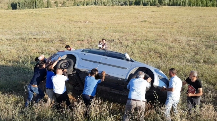 Tarlaya Uçup Yan Yatan Otomobil İmece Usulü Düzeltildi