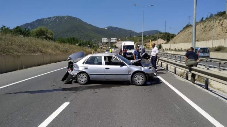 Bilecik’te Bariyerlere Çarpan Otomobildeki 6 Kişi Yaralandı