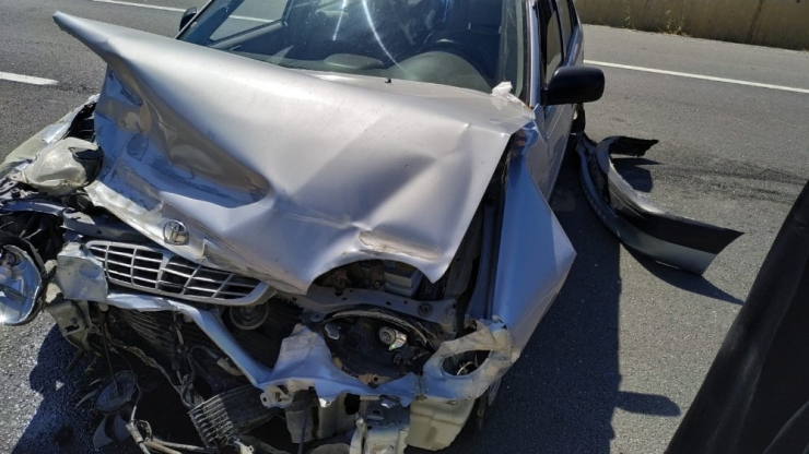 Bilecik’te Bariyerlere Çarpan Otomobildeki 6 Kişi Yaralandı