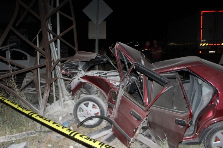 Otomobil Önce Hafif Ticari Araca, Sonra Elektrik Trafosuna Çarptı: 3 Yaralı