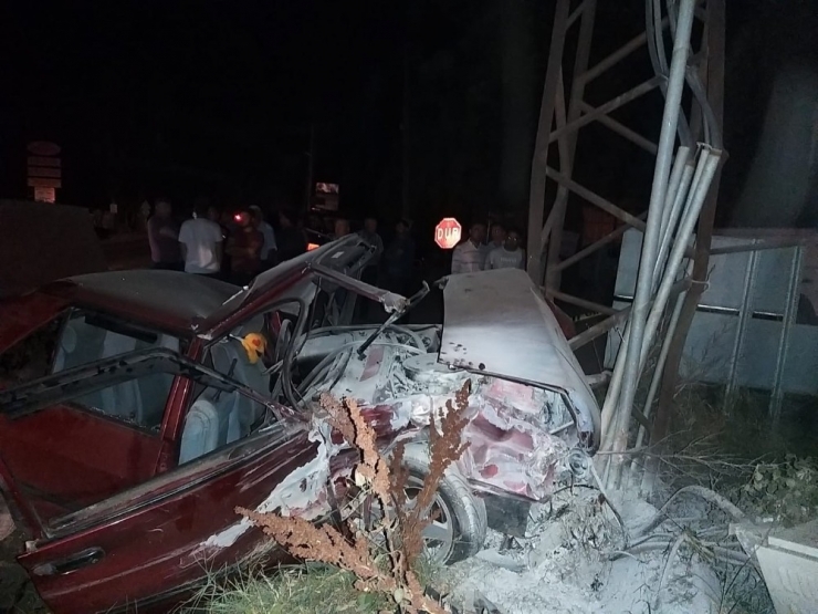 Otomobil Önce Hafif Ticari Araca, Sonra Elektrik Trafosuna Çarptı: 3 Yaralı