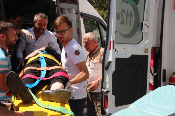 Minibüs, Yayalara Yol Vermek İçin Duran Araçlara Çarptı