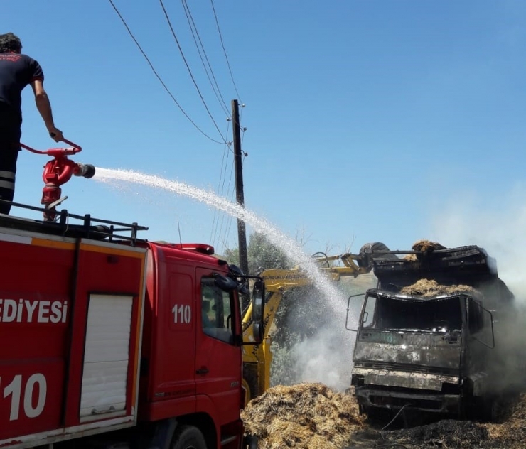 Saman Yüklü Kamyon Kül Oldu